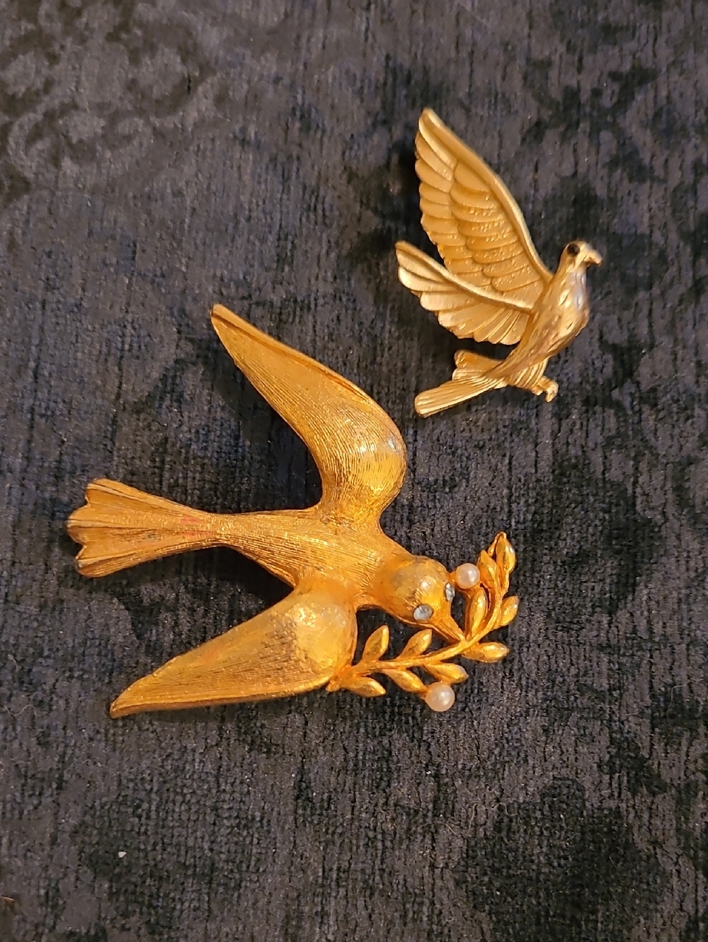 Vintage Marvella Golden Dove Of Peace And Pale Goldtone Pigeon Brooch Set